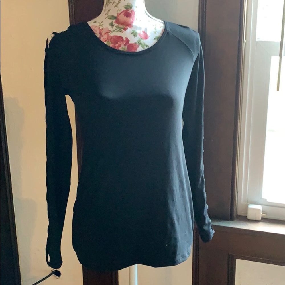 Black longsleeve with cutout details💖